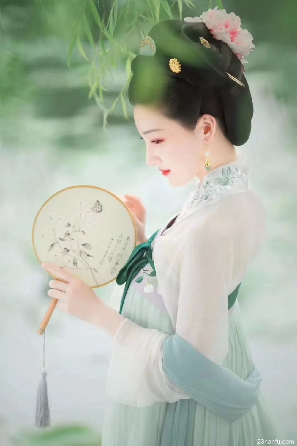 汉服是中华文化的代表性符号,值得我们正视她,弘扬她!