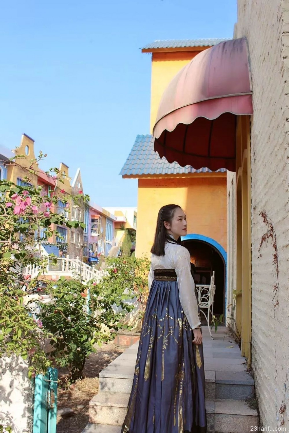 【汉服美景】秋风起，银杏翻飞遍地金