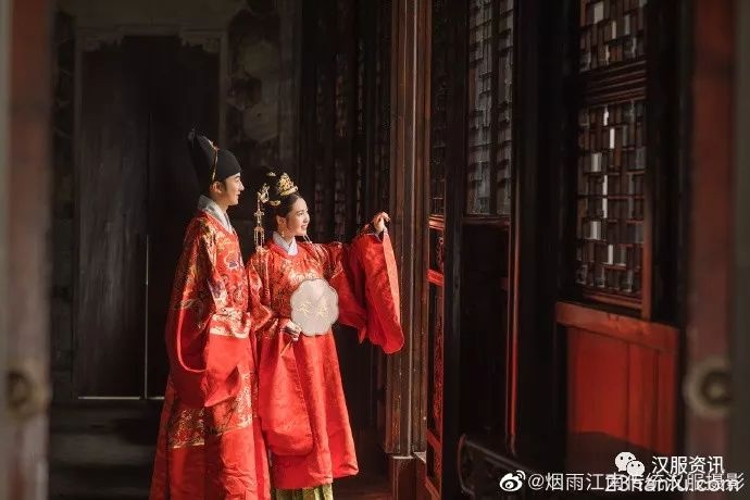 【汉服时尚】带你去坐旋转木马，愿你永远少女