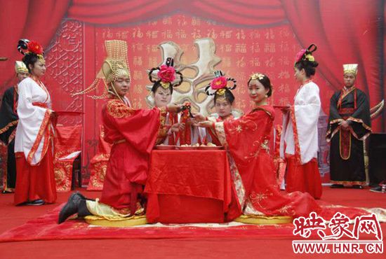 登封一对新人举办汉服婚礼 传承孝道美德
