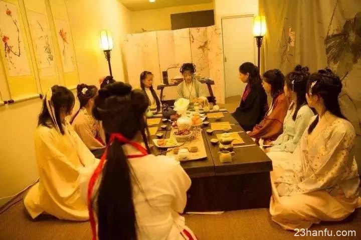 重庆﻿中外百青年着汉服行成人礼