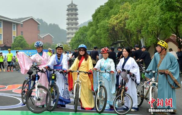 浙江金华举办创意骑游大会 民众着汉服骑行