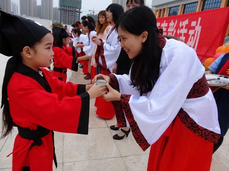 身为中国人，居然歧视汉文化，声称汉服比不上和服