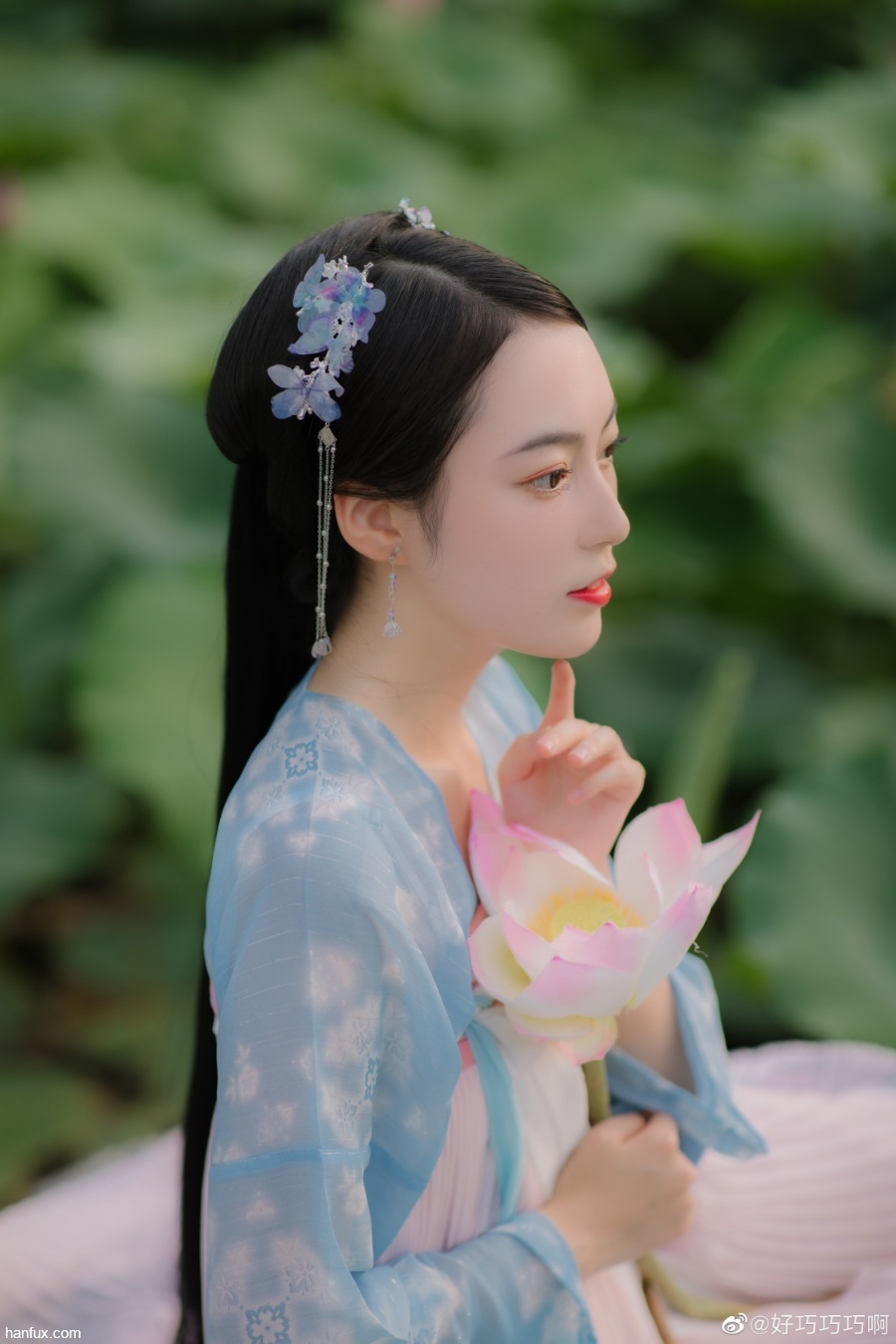 低头弄莲子，莲子清如水。