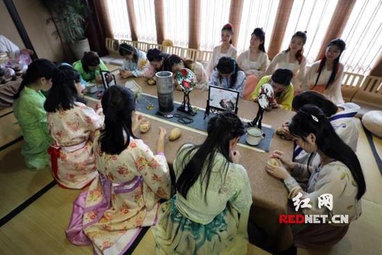 长沙数十名女孩穿汉服上演斗巧会 体验传统七夕文化