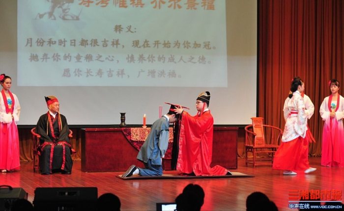 漯河小学生：着汉服参加“开笔礼”