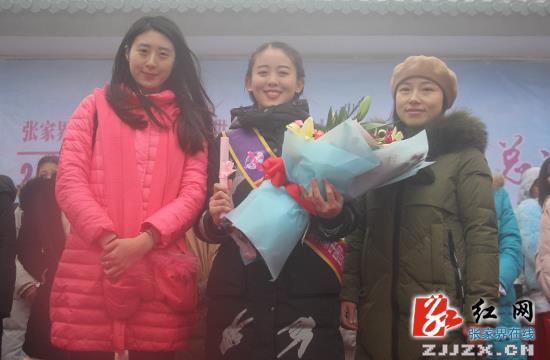 世界旅游文化小姐空降慈利五雷仙山 身着汉服挑战严寒走秀