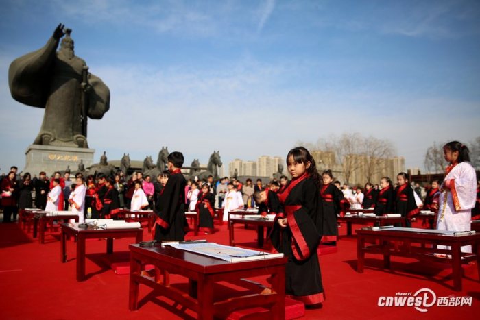 西安汉城湖举行传统汉服“开笔礼” 祈福开智迎新春