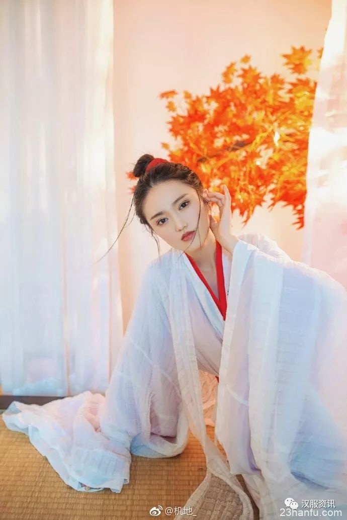 【汉服美图】好个霜天，闲却传杯手。