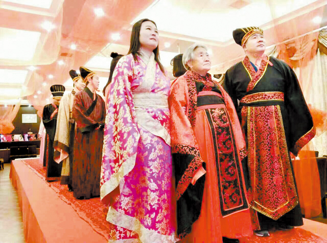新安县80岁老人办汉服寿筵