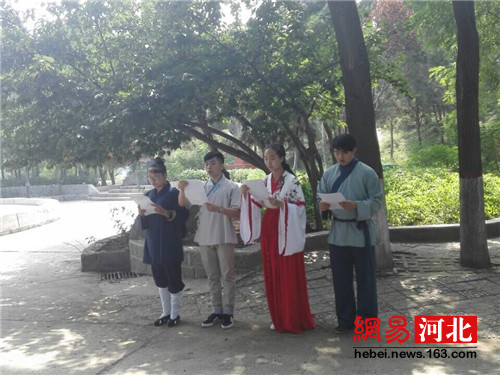 穿汉服行大礼 成都数百学子文庙谢师恩