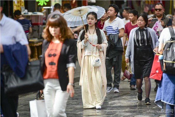 西安一大三女生穿汉服逛街 引来了无数羡慕的目光