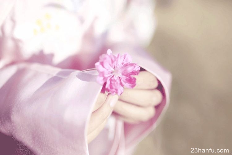 西安汉服美女踏雪吟诗 致敬传统文化