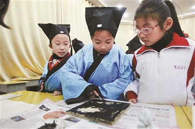 穿汉服 行汉礼 做拓片