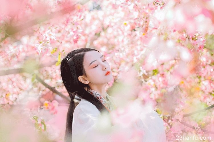 春天,穿着汉服去赏花吧!