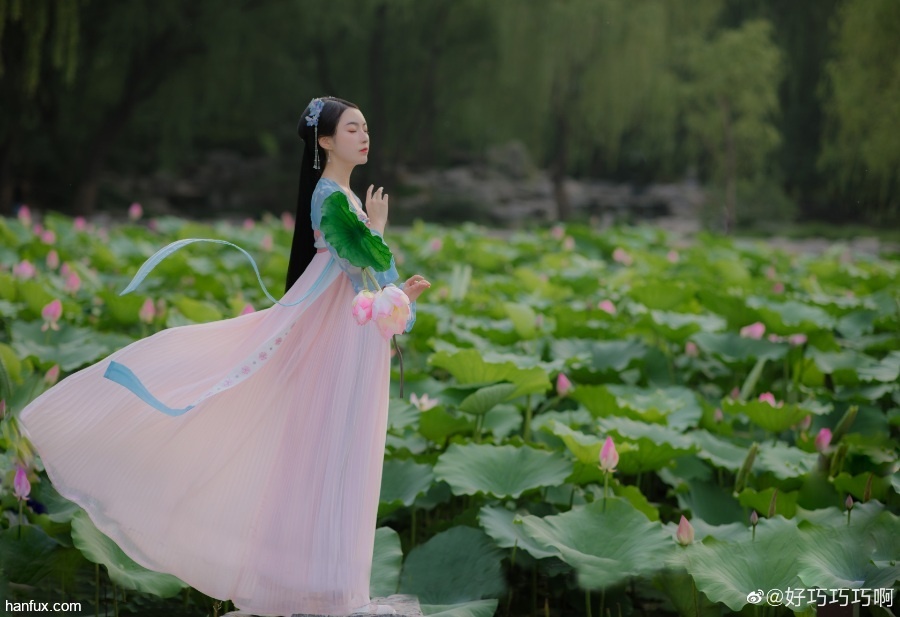 低头弄莲子，莲子清如水。