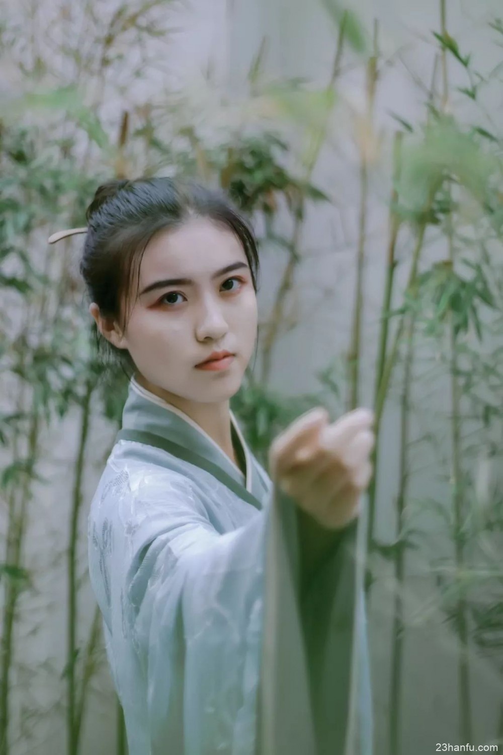 【汉服摄影】芍药如含笑,旖旎回廊曲。