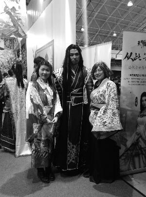 济南文庙上演“古装大戏” 女生穿汉服演绎大明宫词