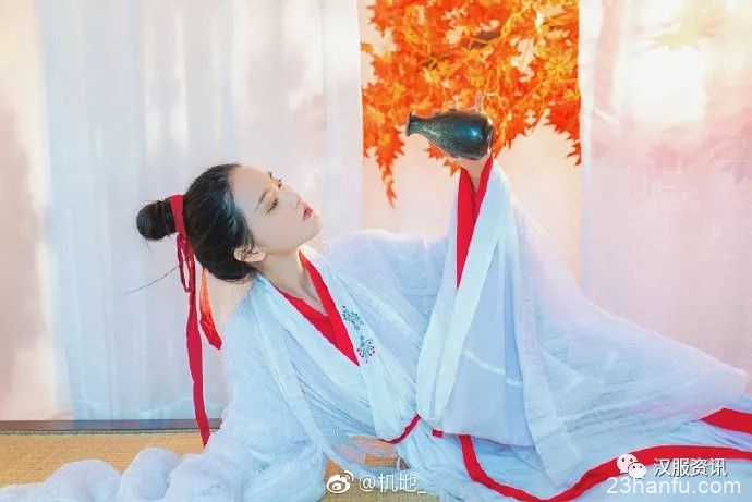 【汉服美图】好个霜天，闲却传杯手。
