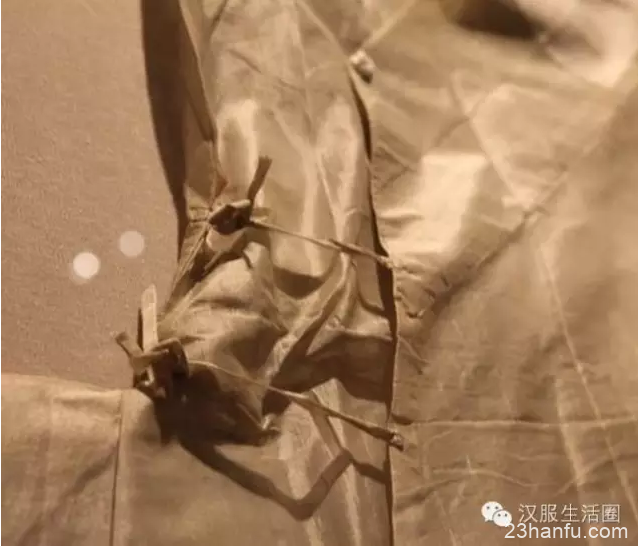 关于明代的交领领口