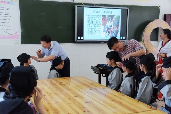 穿汉服 学礼仪 荆州少儿经典诵读研修班开班