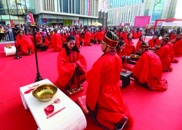 很炫很传统!济南50对情侣身着汉服举行汉式“婚礼”