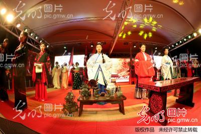 正月十三江苏南通举行上灯汉服迎月典礼