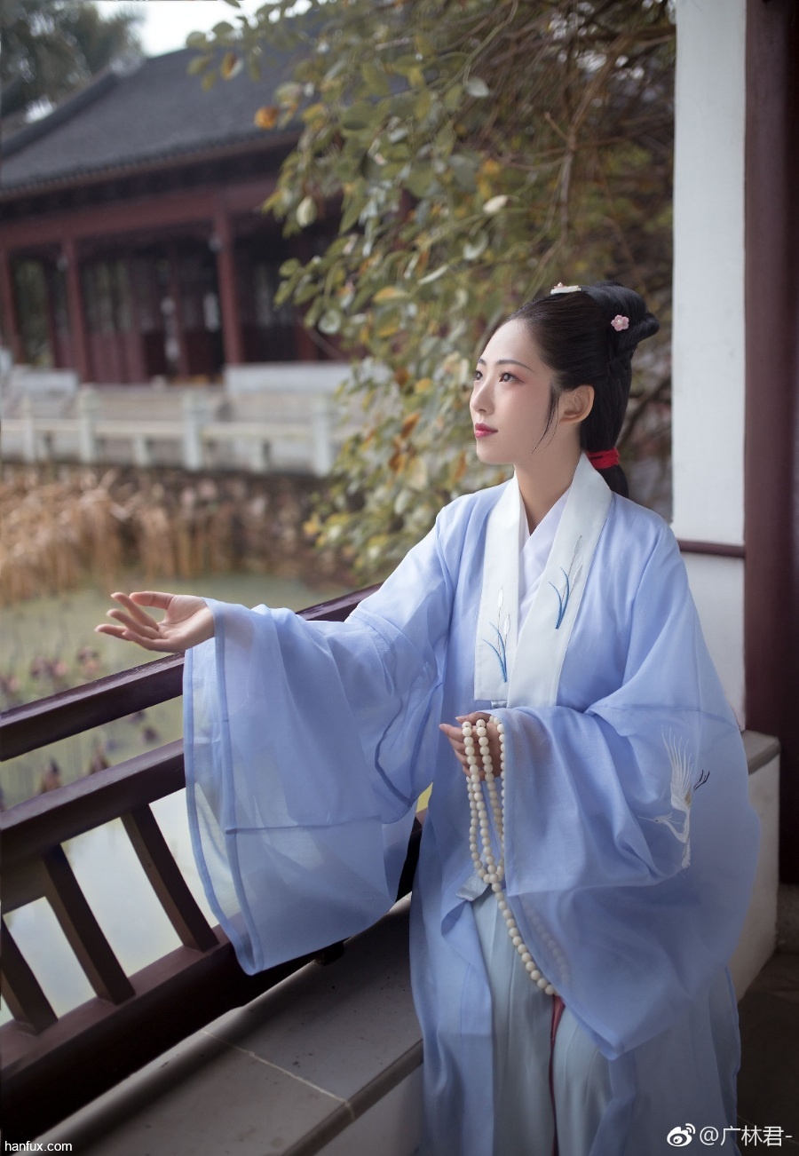 相思本是无凭语，莫向花笺费泪行。