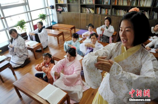 合肥：穿汉服学礼仪读《礼记》 传承传统文化