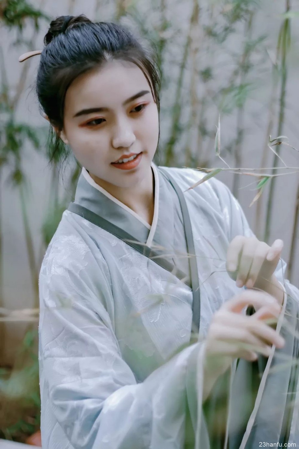 【汉服摄影】芍药如含笑,旖旎回廊曲。