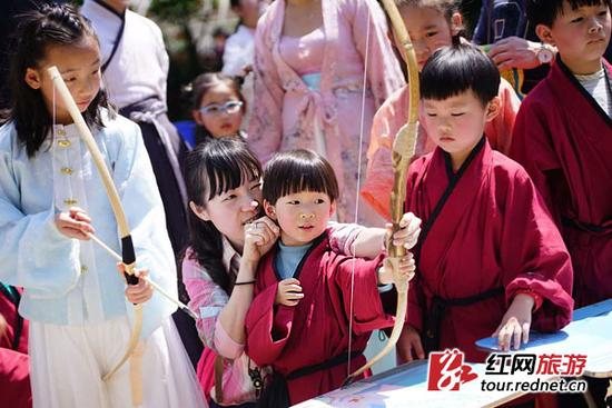 福大学子举办汉服成人礼 传统翻新传六有