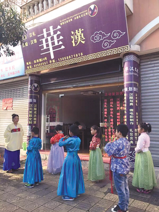 街坊着汉服玩投壶过中秋 兰桂社区举行中秋怀旧之夜游园活动