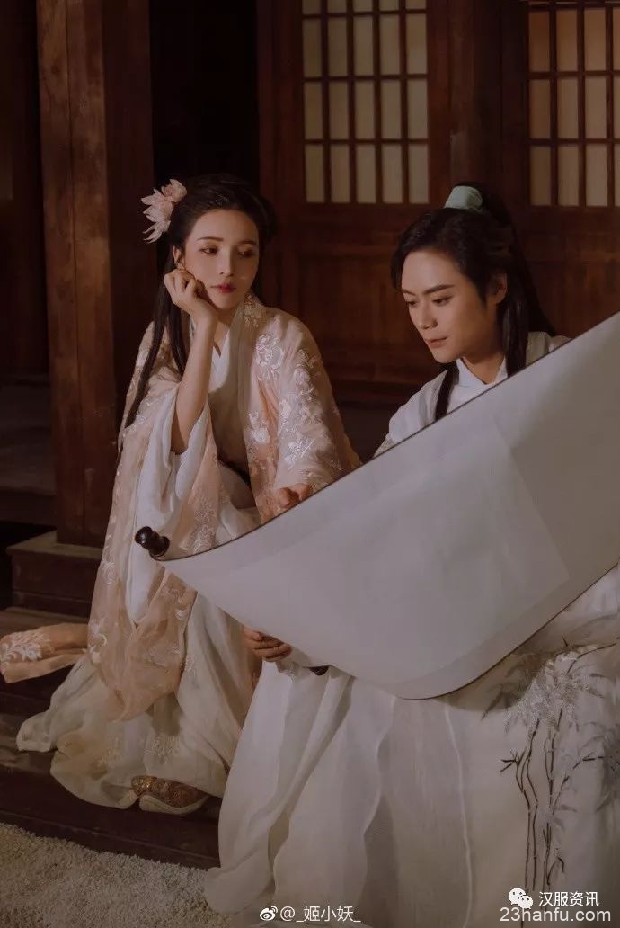 【汉服美图】#逍遥斋画录# 临安初雪,青梅煮酒