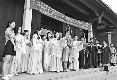 “古韵华章 香茗绕梁 梦回汉唐”汉服游园会在杜甫故里举行