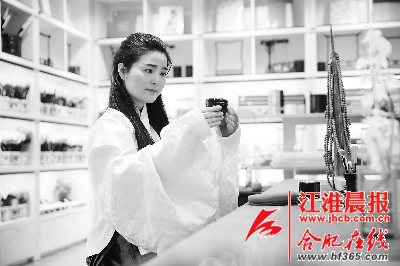 萌娃对战准空姐赛国学 穿汉服秀琴艺画风太美