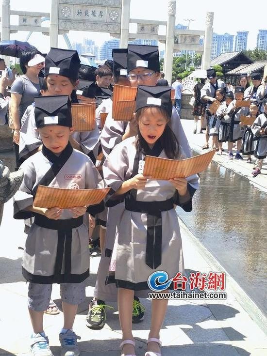 身着汉服朱砂开智 上百孩子再现“国学”感恩礼
