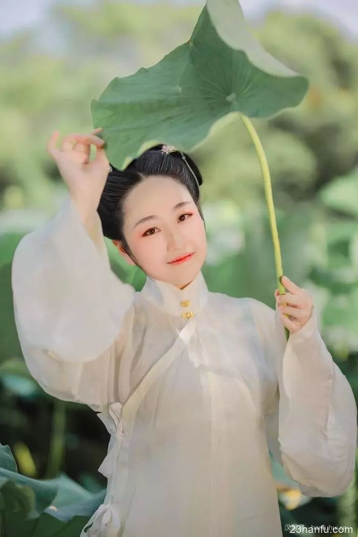 【汉服小仙女】风住尘香花已尽，日晚倦梳头。