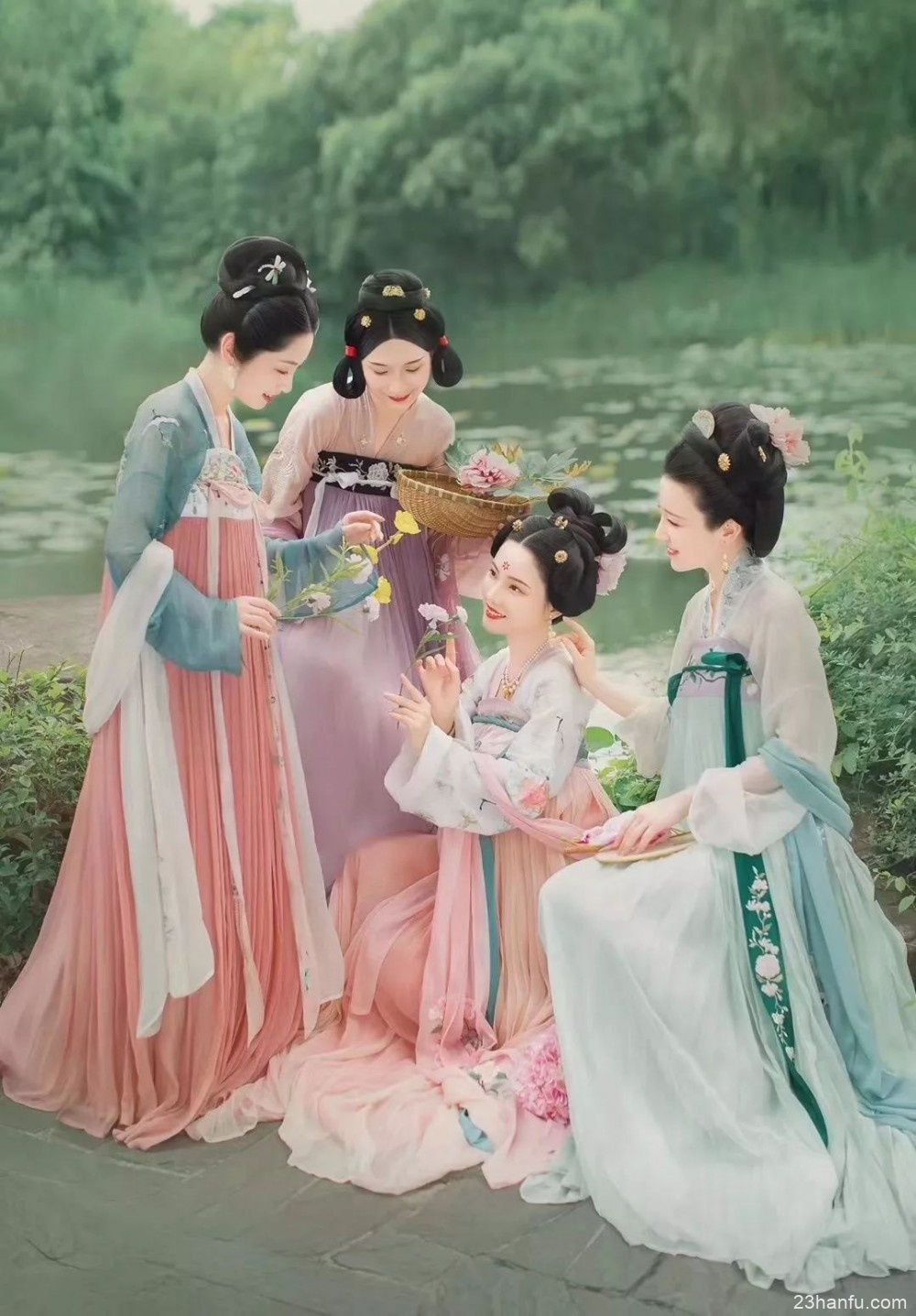 汉服是中华文化的代表性符号,值得我们正视她,弘扬她!