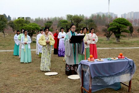 萌娃对战准空姐赛国学 穿汉服秀琴艺画风太美