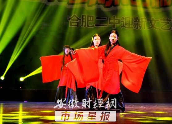 美呆！红衣素手蹁跹起舞 合肥中学生身着汉服展国学风采
