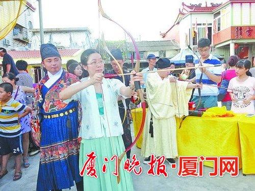 福建晋江“90后”少女着汉服行古礼祭月迎中秋