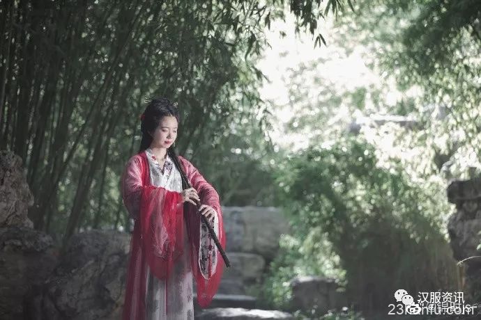 【汉服美图】万顷石松围佛寺
