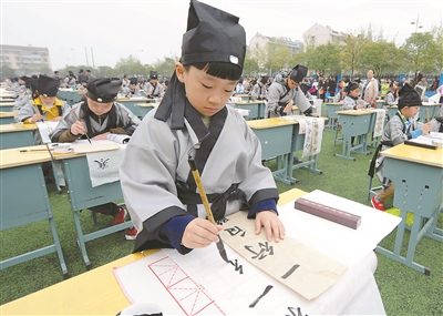 萌哭了 汉服萌娃“现身”万亩樱桃花海