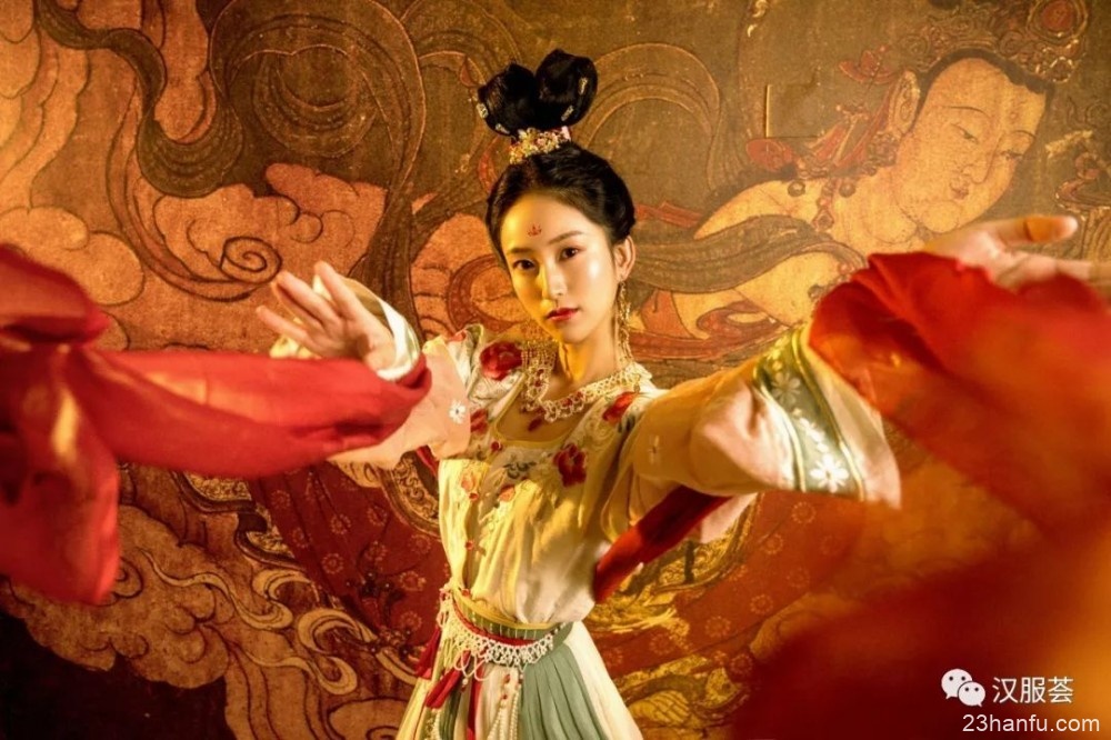 【汉服美图】淡眉如秋水 玉肌伴轻风