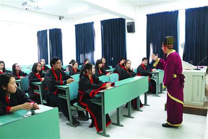 先生学生一起穿汉服读经典 “私塾教学”现身大学校园