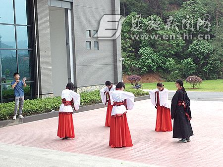 48名外国留学生河北保定穿汉服拜孔子