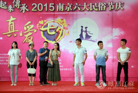 端午龙船诗会举办 穿汉服祭拜屈原吟诵《离骚》
