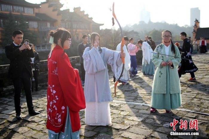 央视&河南卫视：七夕晚会你更喜欢哪个？