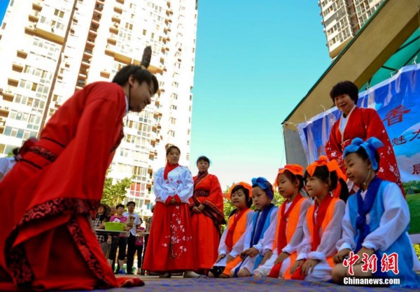 北京社区居民穿汉服学礼仪赛包粽子