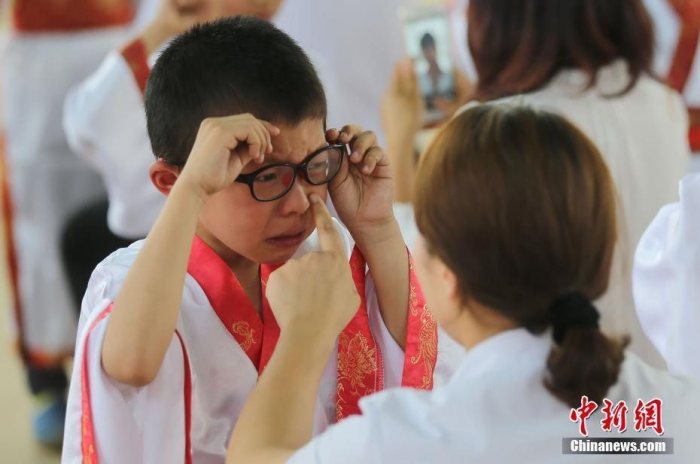 南京小学生着汉服举行成童礼“感恩立志”